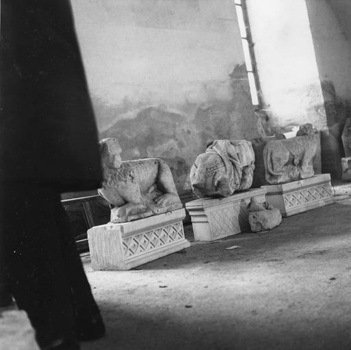 trois fragments lapidaires, représentant deux lions accroupis, et un cavalier très fragmentaire, vus par la gauche - © Ministère de la Culture (France), Médiathèque du patrimoine et de la photographie (objets mobiliers), tous droits réservés