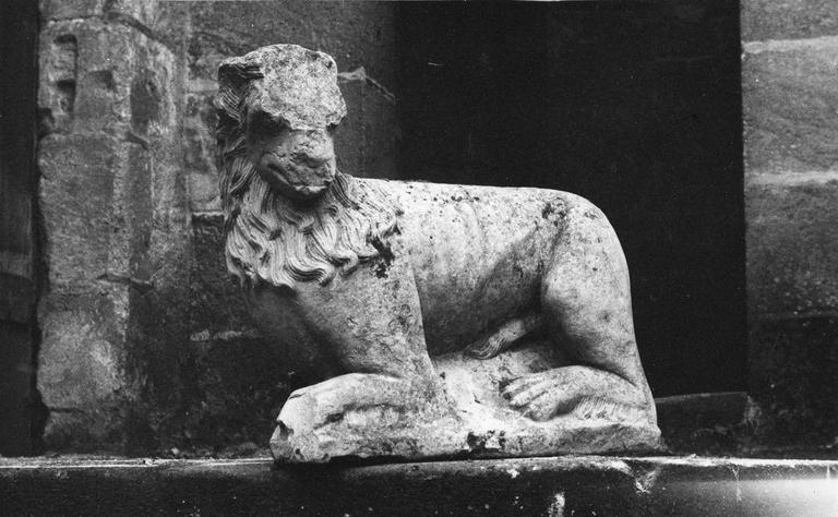 statue appartenant à une paire, représentant un lion accroupi, pierre, 15e siècle - © Ministère de la Culture (France), Médiathèque du patrimoine et de la photographie (objets mobiliers), tous droits réservés