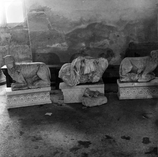 trois fragments lapidaires, représentant deux lions accroupis, et un cavalier très fragmentaire, vus de face - © Ministère de la Culture (France), Médiathèque du patrimoine et de la photographie (objets mobiliers), tous droits réservés