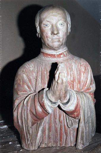 groupe sculpté : Vierge de Pitié, avec le donateur en prière sur le côté, pierre peinte, détail du buste du donateur vu de face, après dépoussiérage et avant travaux