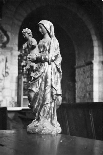 statue : Vierge à l'Enfant, bois doré, 18e siècle, vue par la droite - © Ministère de la Culture (France), Médiathèque du patrimoine et de la photographie (objets mobiliers), tous droits réservés