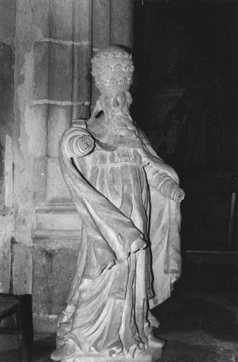 statue : saint Léon, pierre calcaire, 18e siècle, vue de face - © Ministère de la Culture (France), Médiathèque du patrimoine et de la photographie (objets mobiliers), tous droits réservés