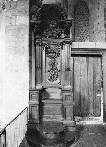 chaire curiale, bois sculpté, 16e siècle, ornée d'un motif de Christ imberbe trônant dans les cieux surmonté par un motif de gloire, vue de face