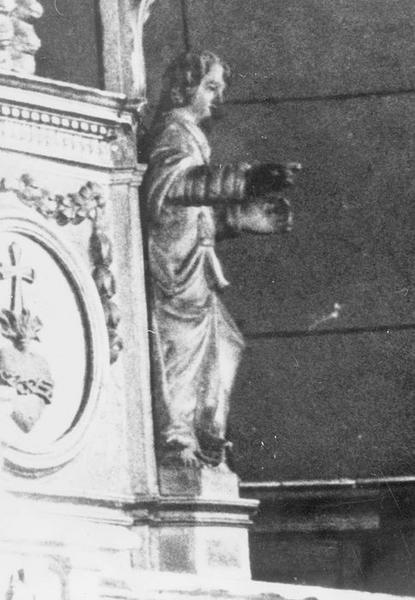 ange à l'angle droit du tabernacle du maître-autel