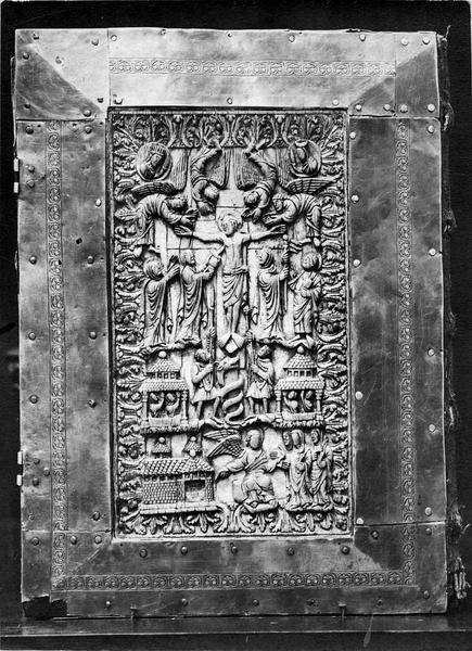 plaque de reliure : la Crucifixion, vue générale