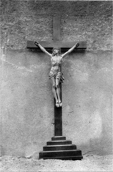 statue : Christ en croix, vue générale