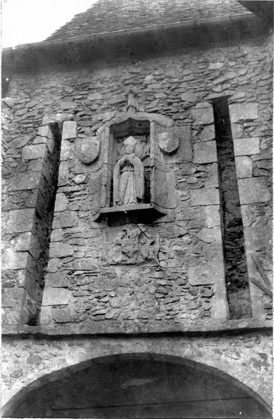 statue : Pierre de la fin abbé de La Bénisson-Dieu, vue générale