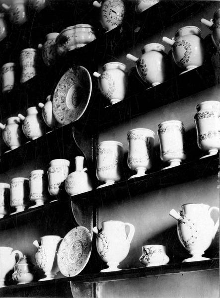 pots à pharmacie (cruche, bouteille, cornet), vue générale - © Ministère de la Culture (France), Médiathèque du patrimoine et de la photographie (objets mobiliers), tous droits réservés