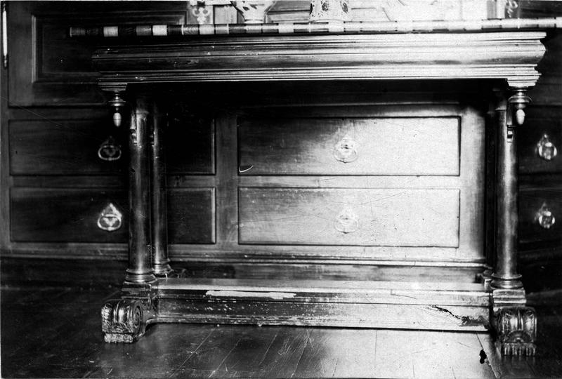 table, vue générale - © Ministère de la Culture (France), Médiathèque du patrimoine et de la photographie (objets mobiliers), tous droits réservés