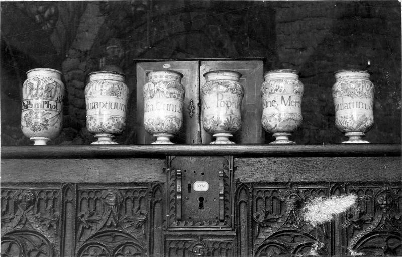 pots à pharmacie, vue générale - © Ministère de la Culture (France), Médiathèque du patrimoine et de la photographie (objets mobiliers), tous droits réservés