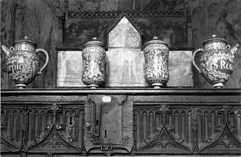cruches, pots à pharmacie, vue générale - © Ministère de la Culture (France), Médiathèque du patrimoine et de la photographie (objets mobiliers), tous droits réservés