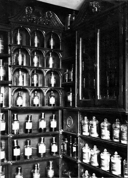étagères, vue partielle - © Ministère de la Culture (France), Médiathèque du patrimoine et de la photographie (objets mobiliers), tous droits réservés