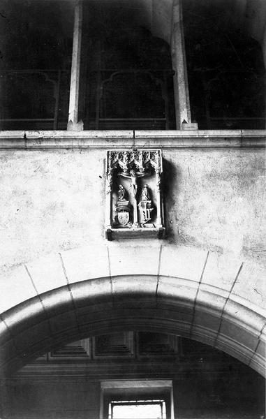 bas-relief : Christ entre la Vierge et saint Jean (le), vue générale