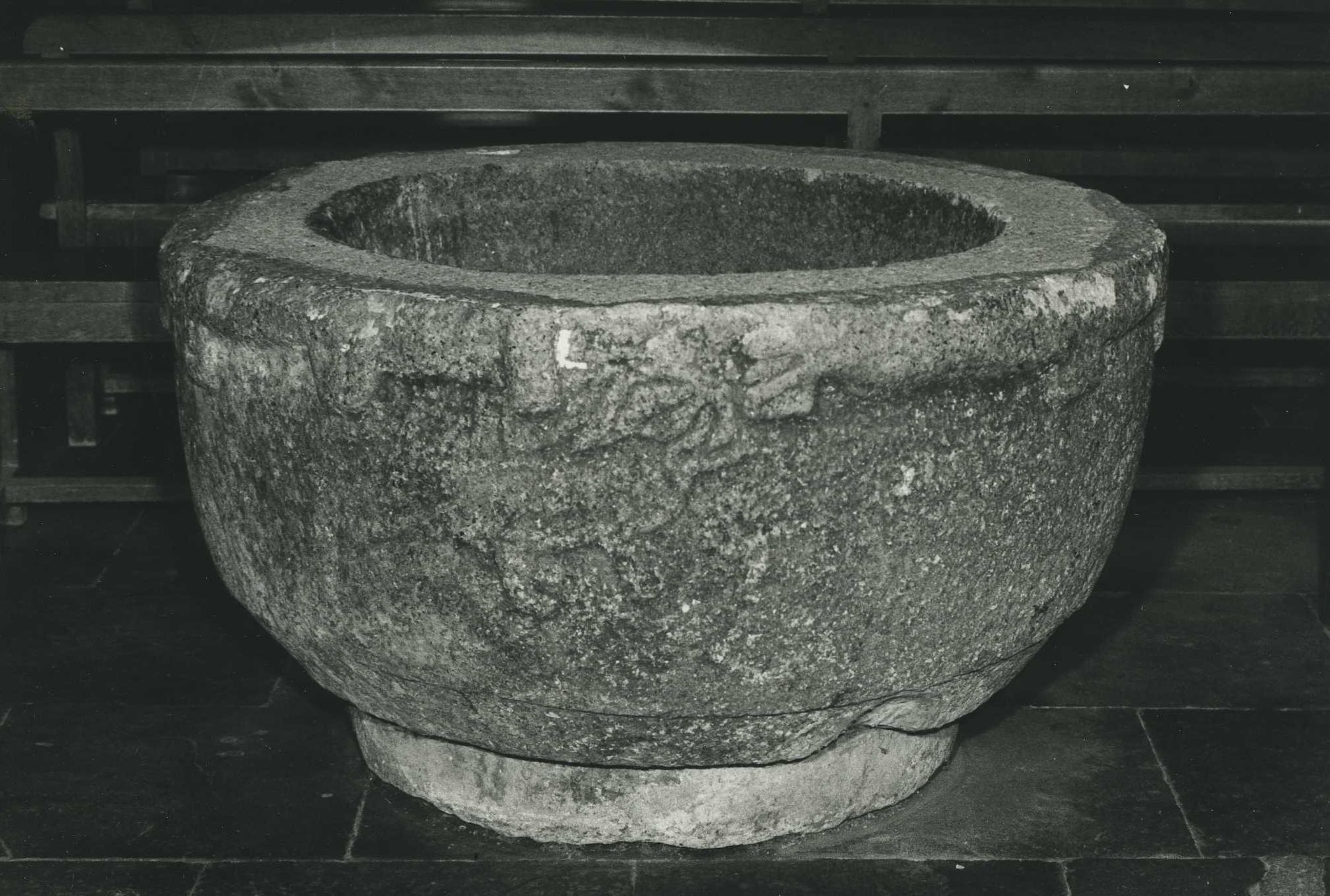 fonts baptismaux (cuve baptismale), vue générale - © Ministère de la Culture (France), Médiathèque du patrimoine et de la photographie, diffusion RMN-GP