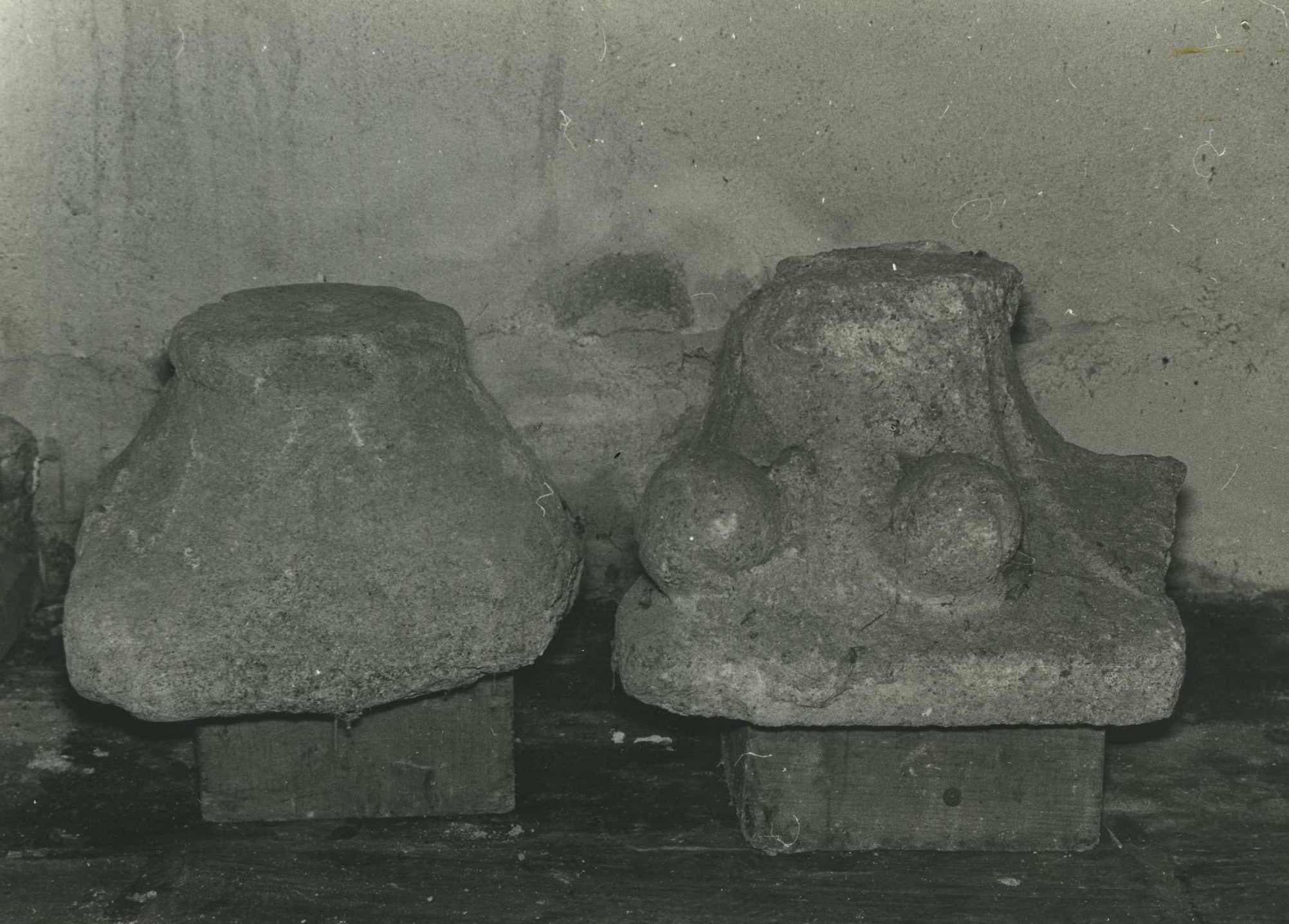 fragments de sculptures (chapiteaux), vue générale