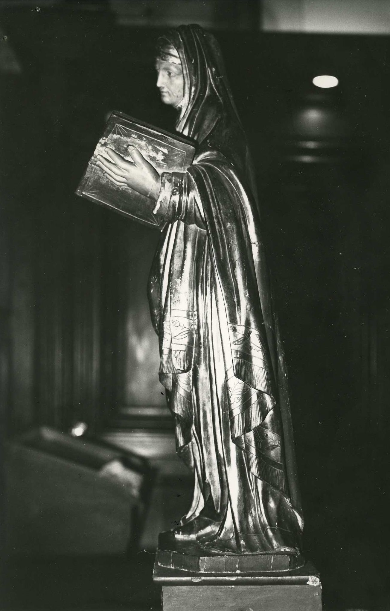 statue : Sainte Anne, profil gauche, vue générale