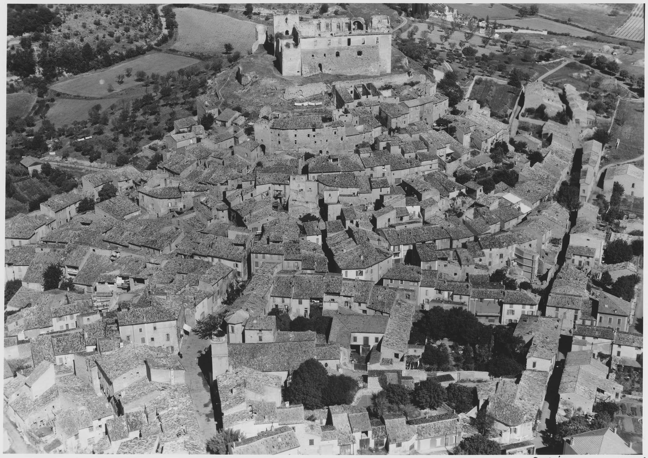 Le bourg avec le château