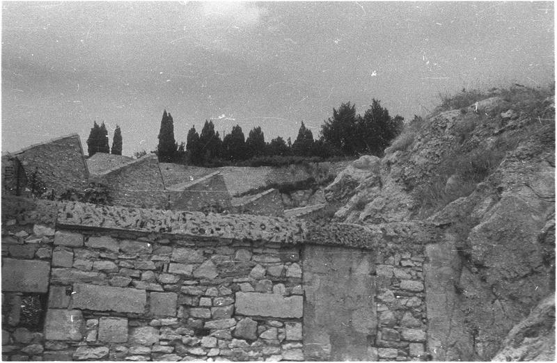 Vue sur des anciens murs en pierre prise de la tour