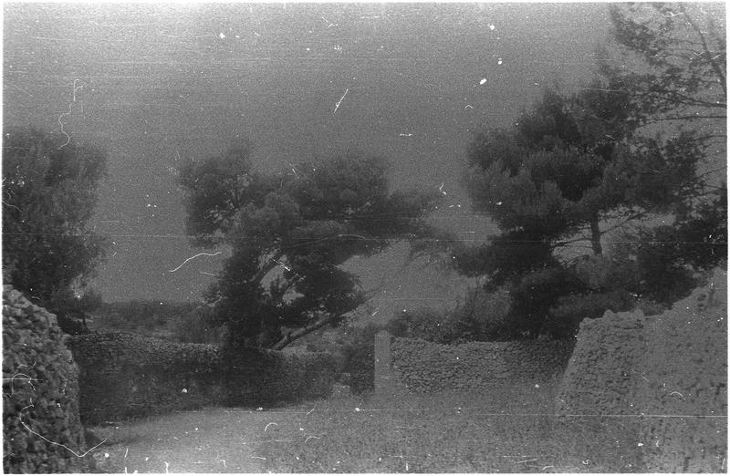 Vue sur des anciens murs en pierre prise de la tour