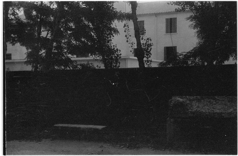 Façade d'habitation, sarcophages de la nécropole au premier plan