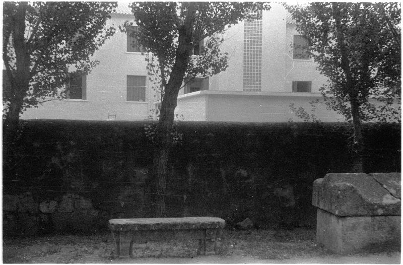 Façade d'habitation, sarcophages de la nécropole au premier plan