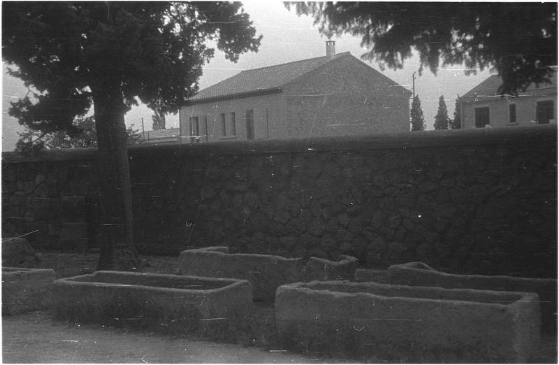 Façade d'habitation, sarcophages de la nécropole au premier plan