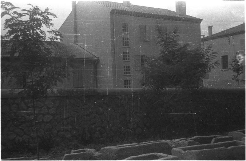 Façade d'habitation, sarcophages de la nécropole au premier plan