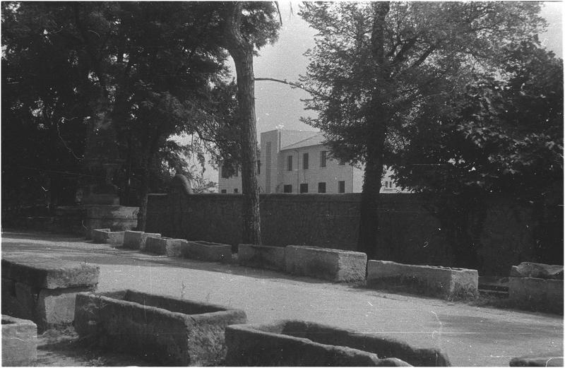 Façade d'habitation, sarcophages de la nécropole au premier plan