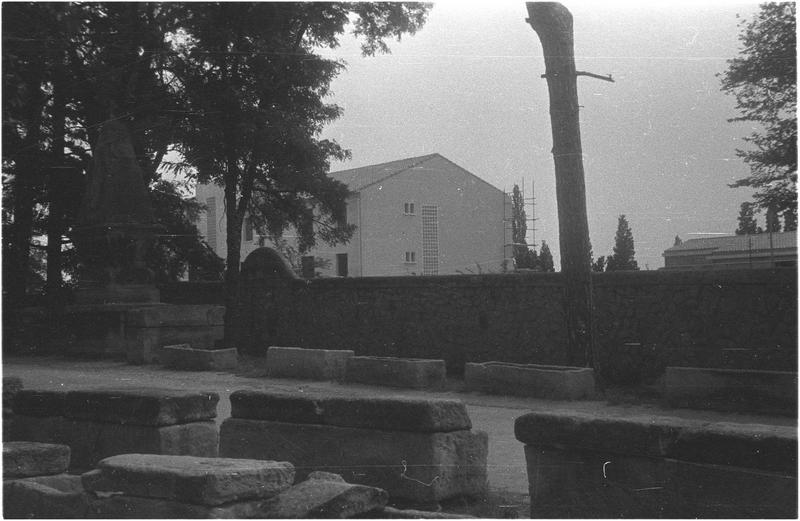 Façade d'habitation, sarcophages de la nécropole au premier plan