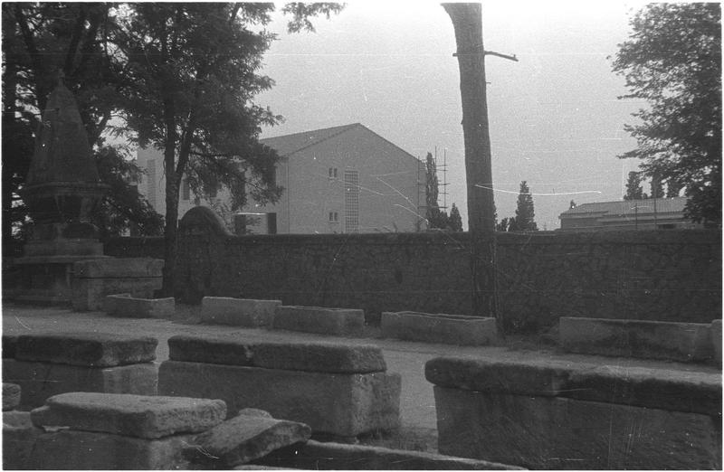 Façade d'habitation, sarcophages de la nécropole au premier plan