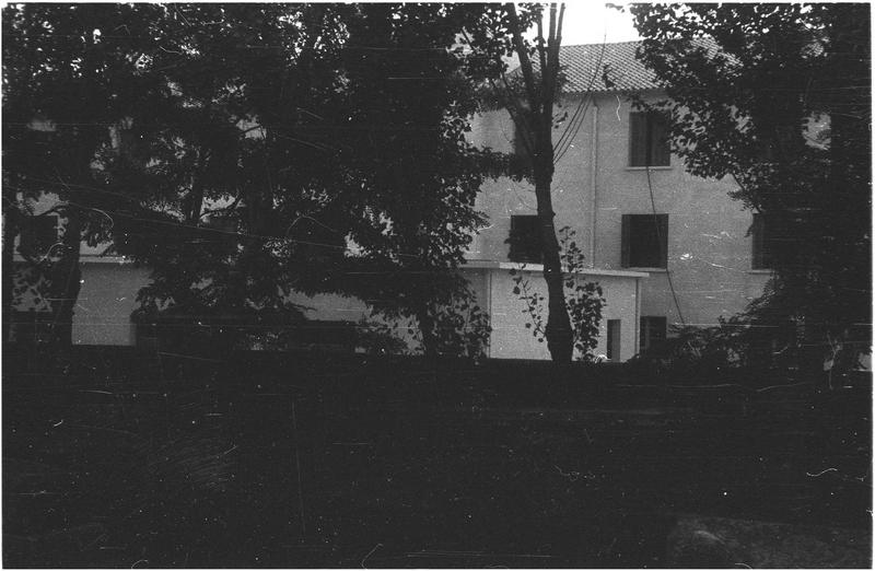 Façade d'habitation, sarcophages de la nécropole au premier plan