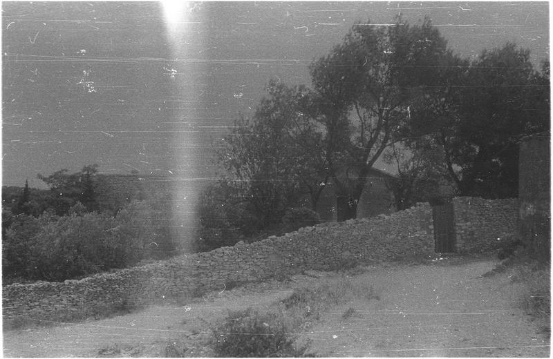 Vue sur des anciens murs en pierre prise de la tour