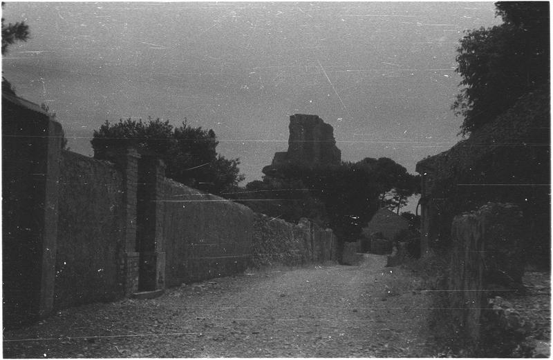 Vue éloignée sur les vestiges de la tour