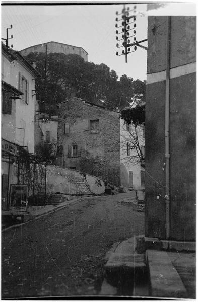 Vue éloignée sur le château depuis une rue