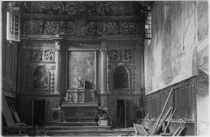 Intérieur baroque : le choeur, retable et boiseries sculptées