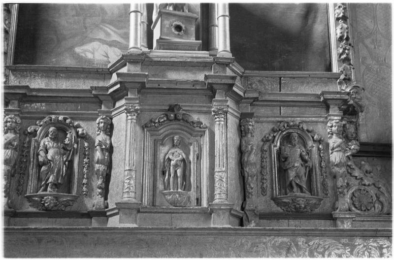 Intérieur baroque : partie inférieure du retable, sculptures