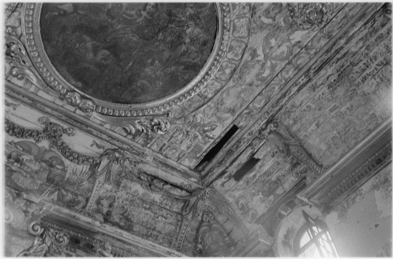 Intérieur baroque : peintures murales du plafond