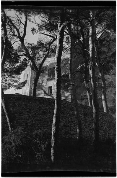 Façade partiellement cachée par des arbres