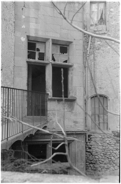 Tourelle d'escalier sur cour, fenêtres à meneau du rez-de-chaussée