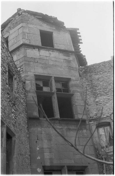 Tourelle d'escalier sur cour, fenêtres à meneau de l'étage