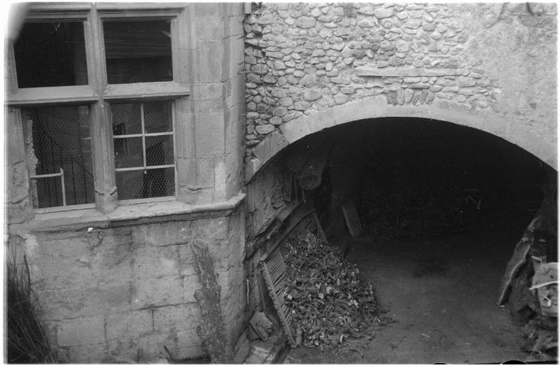 Tourelle d'escalier sur cour, partie inférieure et porche