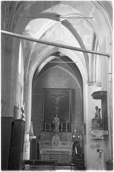 Intérieur : l'autel d'une chapelle