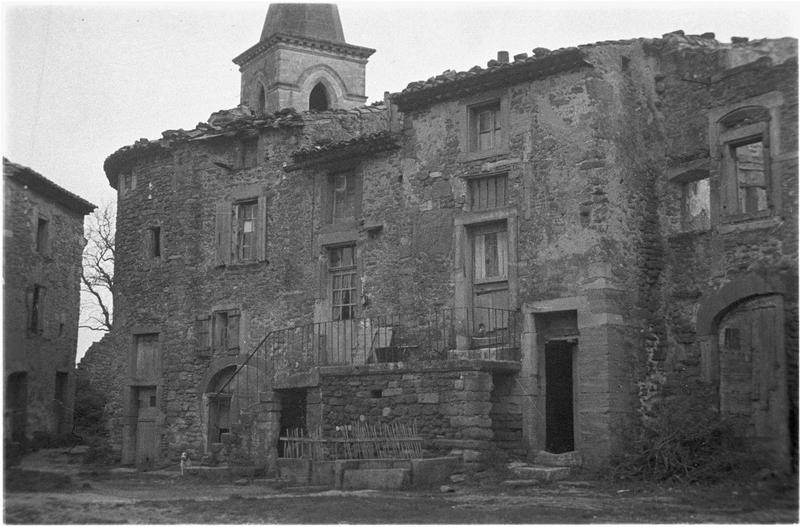 Maison ancienne en pierre et clocher de l'église Sainte-Agathe