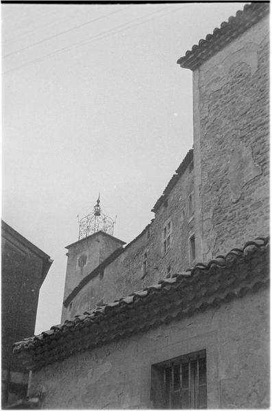 Clocher du beffroi et façades de maisons en pierre