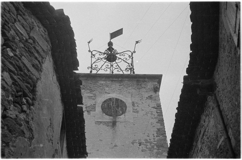 Clocher du beffroi et façades de maisons en pierre