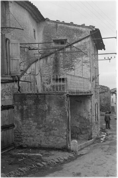 Maison en pierre sur les anciens remparts