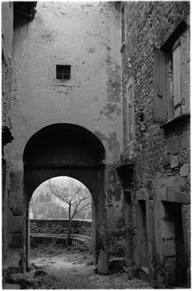 Passage voûté et façades de maisons en pierre