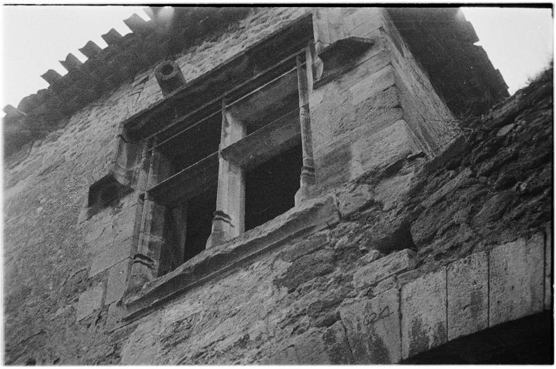 Maison ancienne en pierre : fenêtre détériorée