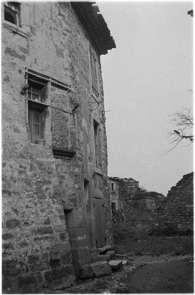 Maison ancienne en pierre : façade sur rue