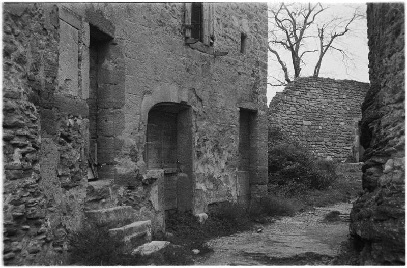 Maison ancienne en pierre : façade sur rue